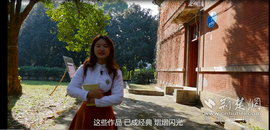 學(xué)生在紅樓外拍攝《湖科，我們的故事》.png.png