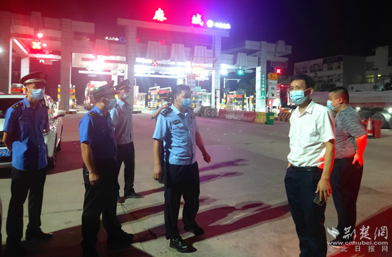 麻城市紀委監(jiān)委主要負責人檢查疫情防控措施落實情況。_副本.png.png