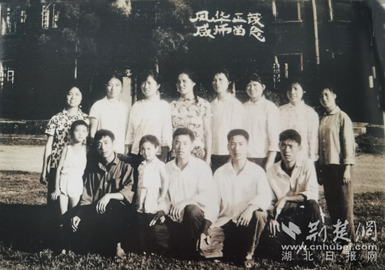六十年代師生紅樓前合影.jpg