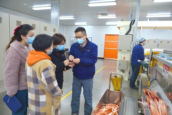 2.圖為黃石市稅務(wù)局組織業(yè)務(wù)骨干在臺(tái)光電子材料(黃石)有限公司走訪問需解難題。.jpg.jpg