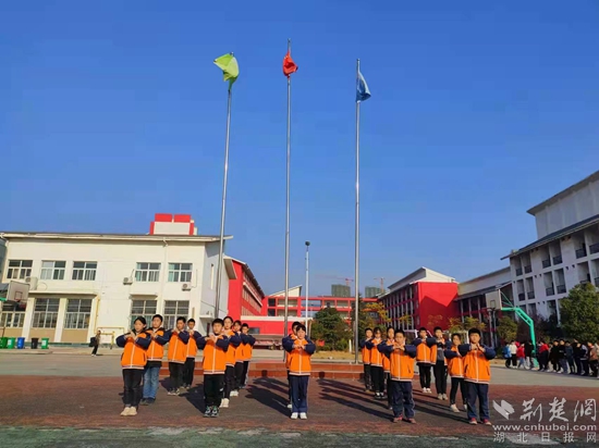 孩子們正在向指導老師行中國武術中的抱拳禮.jpg