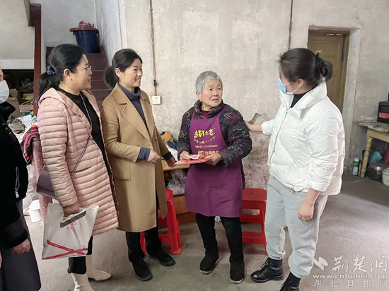 女企業(yè)家看望慰問龍?zhí)渡鐓^(qū)困境婦女鐘菊云.jpg