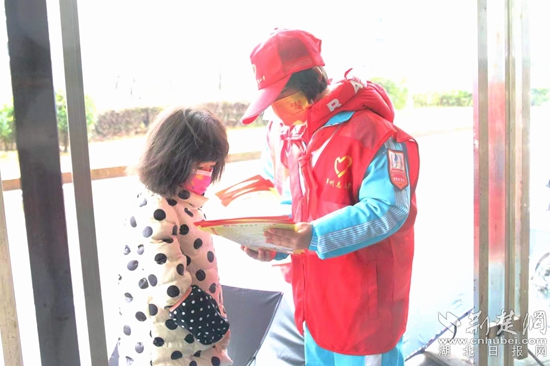 市實驗小學(xué)小安全員在超市門前向顧客宣傳安全知識_副本.jpg