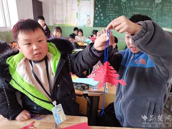 孩子們在展示自己的剪紙作品。.jpg.jpg