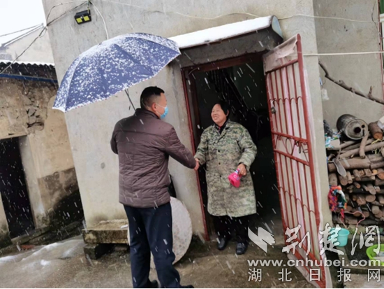 市城市管理綜合執(zhí)法大隊駐陳貴鎮(zhèn)礦山村工作隊走訪.jpg