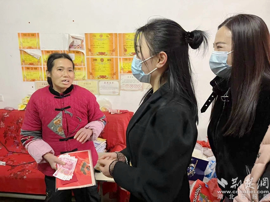 女企業(yè)家看望慰問龍?zhí)渡鐓^(qū)困境婦女彭鳳云.jpg