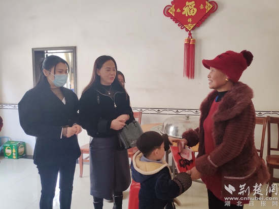 女企業(yè)家看望困境兒童謹(jǐn)洋，并向其外婆詢問朱謹(jǐn)洋的日常生活情況.jpg