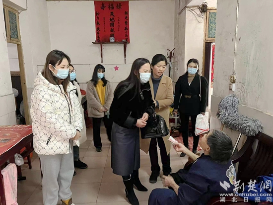 武穴市婦聯(lián)黨組書記、主席張利和女企業(yè)家看望慰問困境婦女劉金娥.jpg