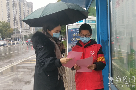 程鐵學(xué)校小安全員在公交車站宣講安全知識_副本.png.png