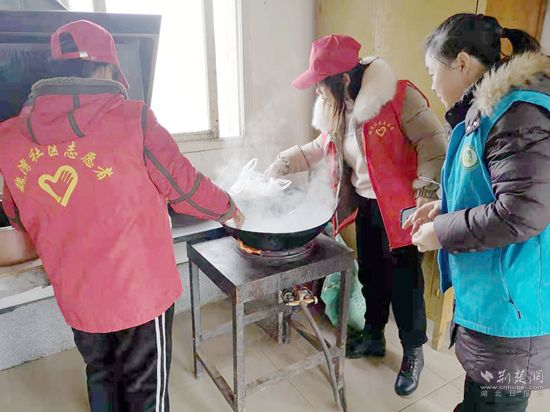 志愿者煮元宵.jpg.jpg