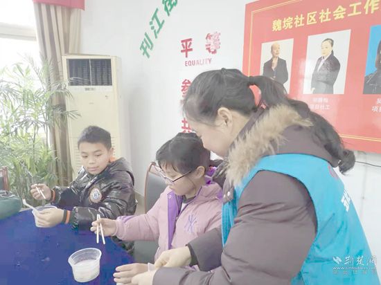 個(gè)案服務(wù)對(duì)象在社工陪伴下，心理得到疏導(dǎo).jpg.jpg