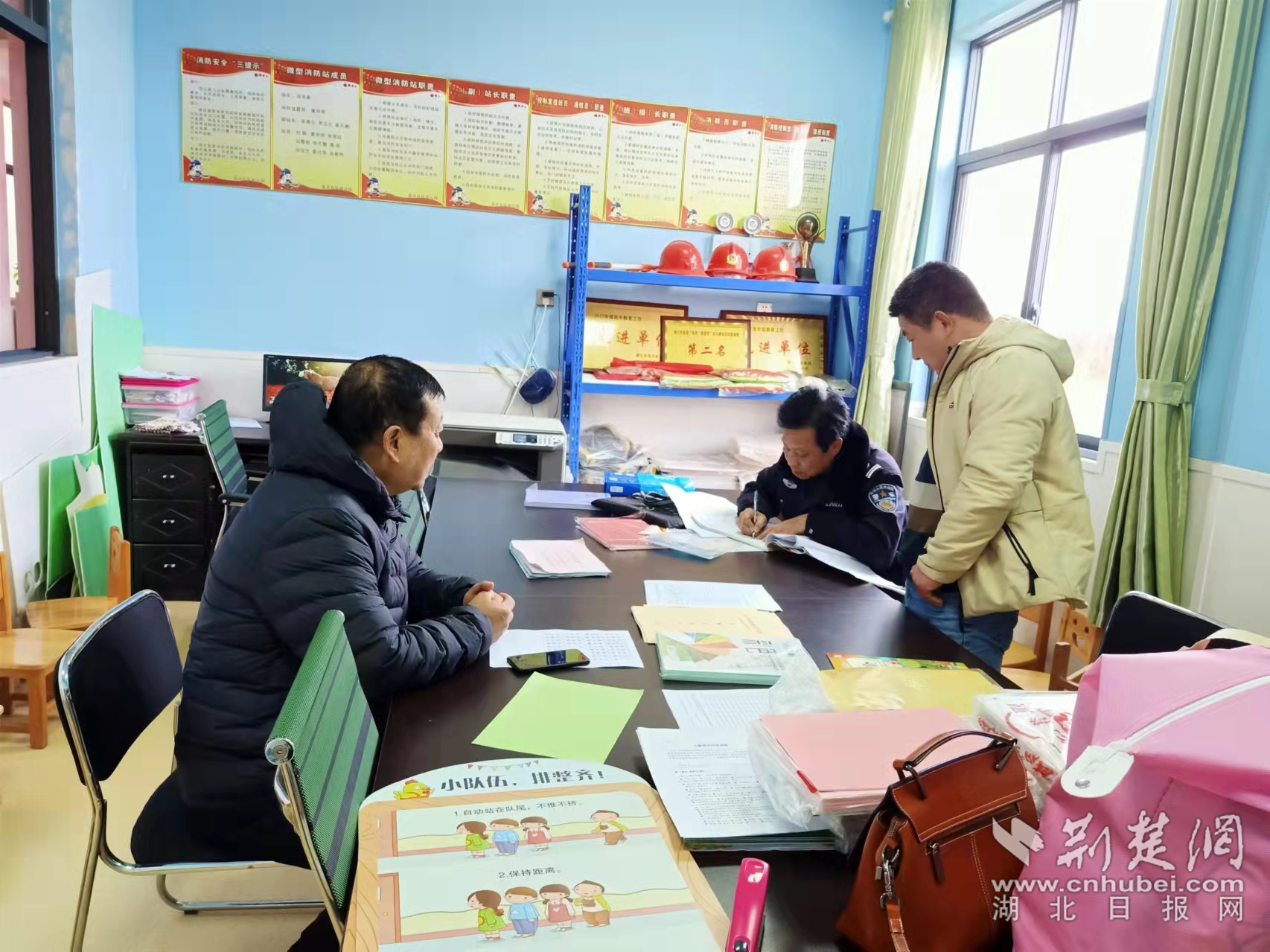 民警深入校園與教職員工座談，深入排查化解各類矛盾糾紛。.png.png