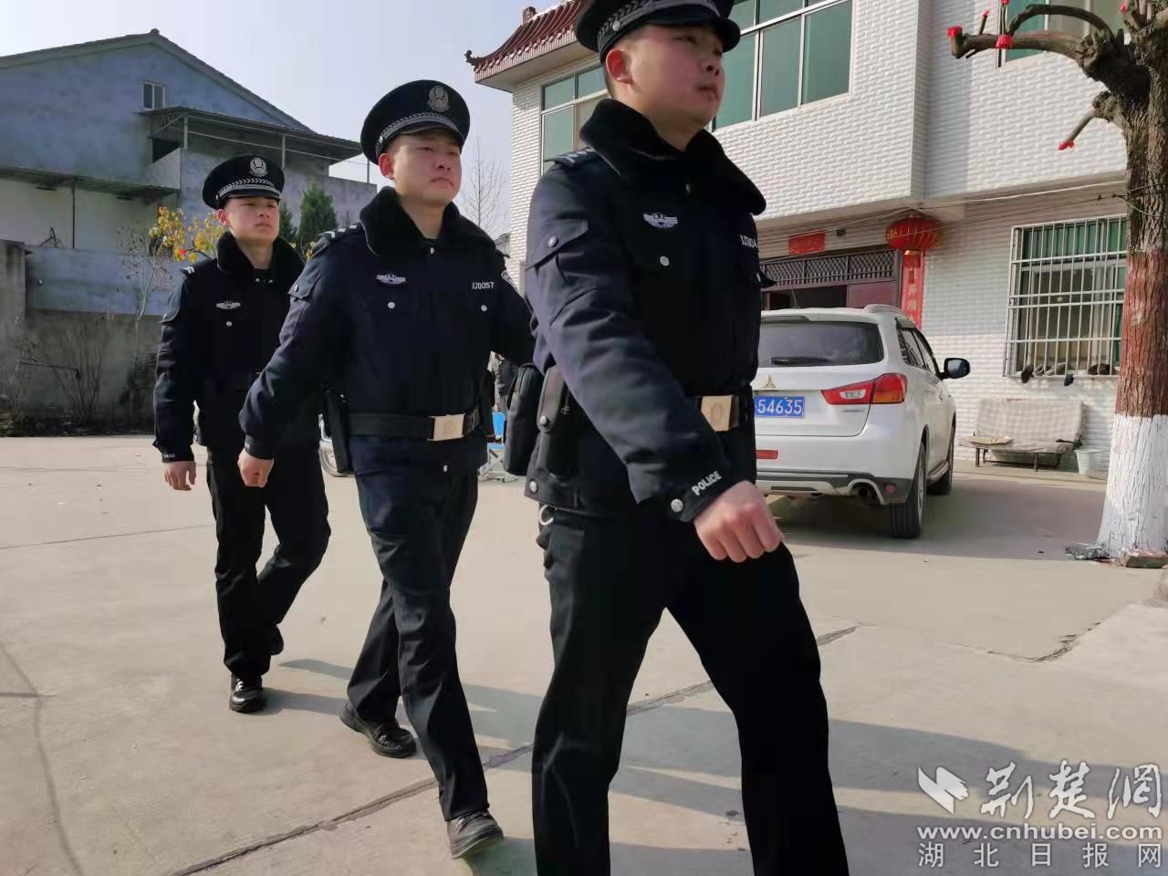 民警深入村組開展巡邏防控.jpg