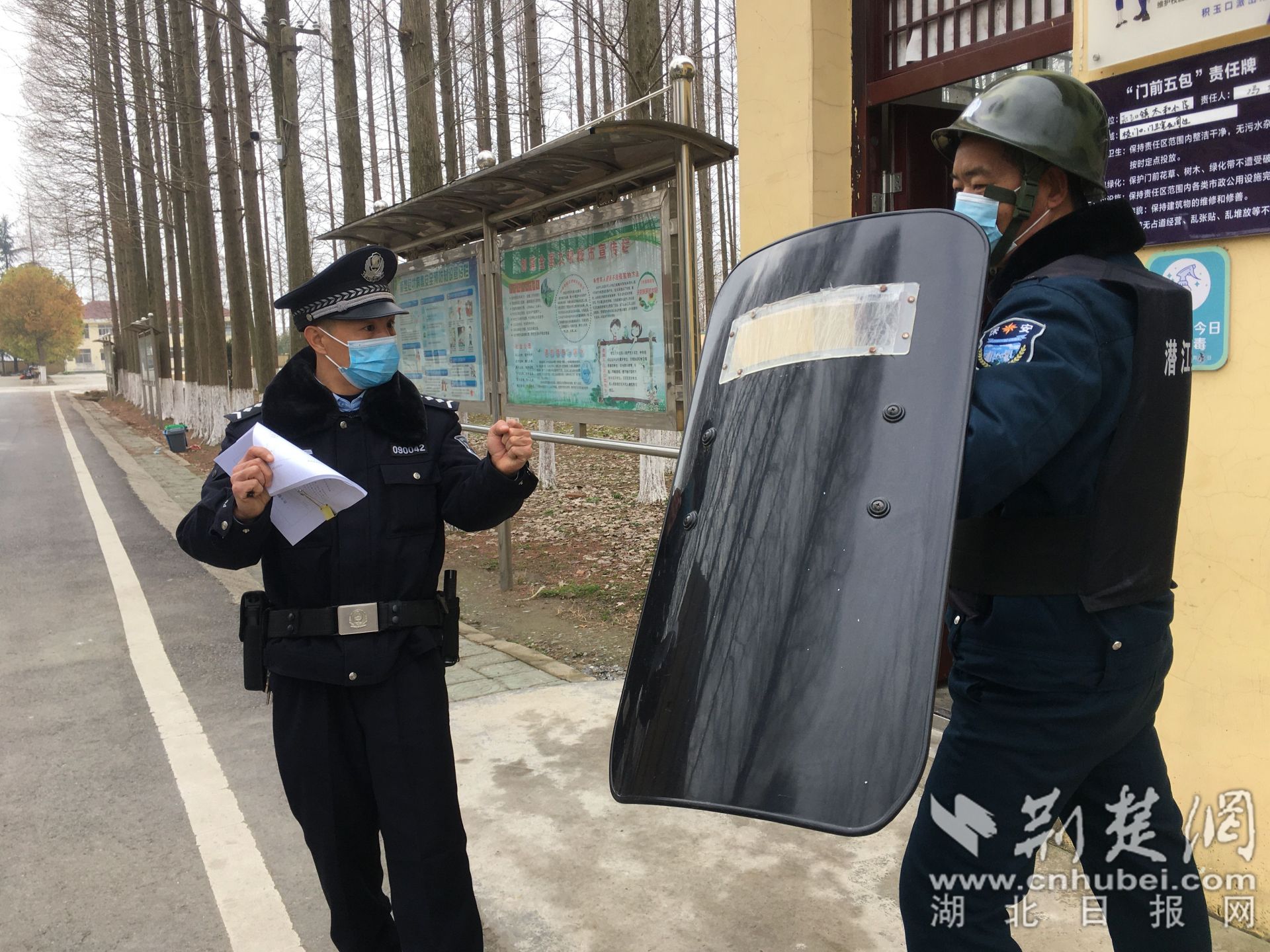 民警組織校園安保力量開展應急處突演練.jpg.jpg