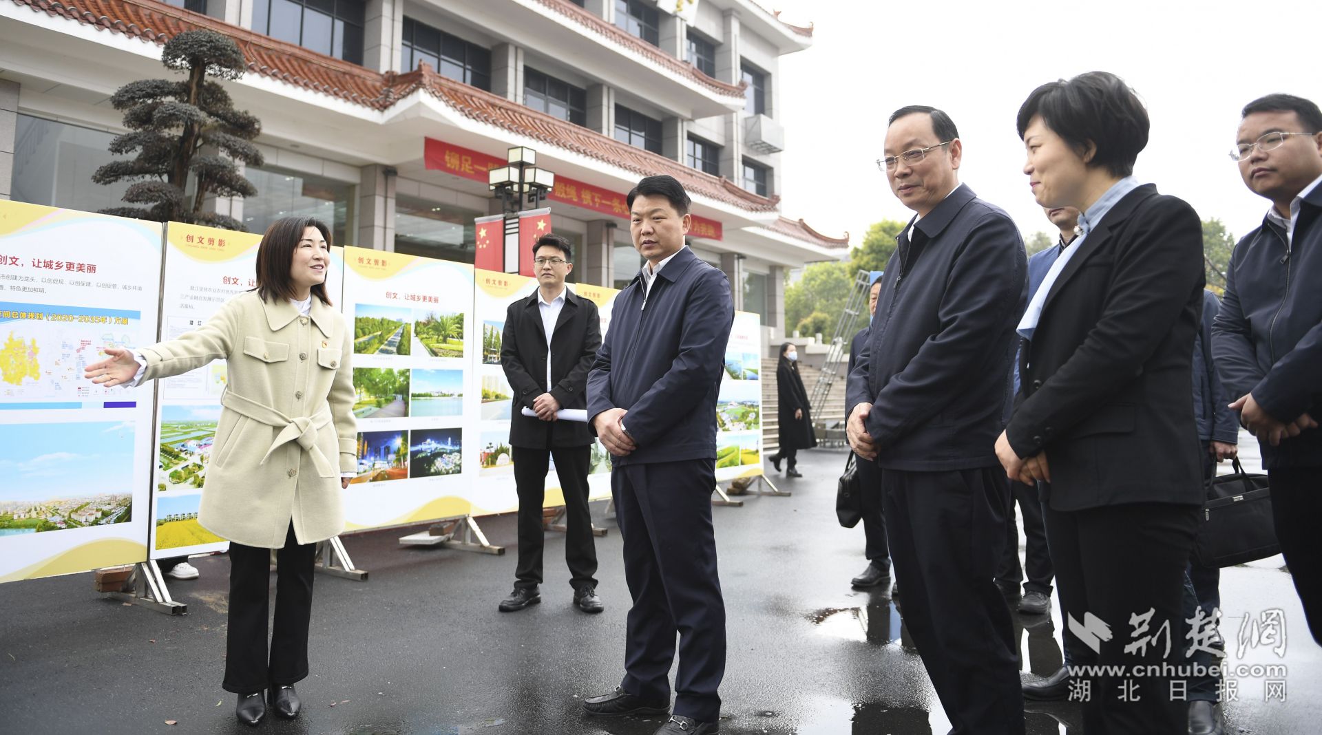與會(huì)人員參觀潛江市全國文明城市創(chuàng)建工作成效展示。.jpg.jpg