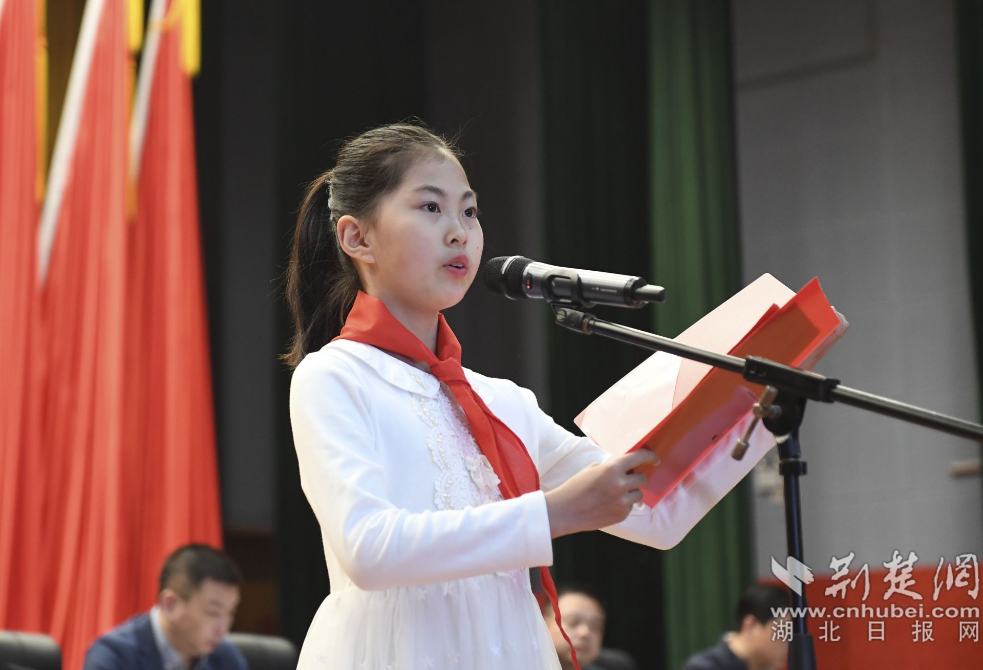 宣讀《全國文明城市創(chuàng)建倡議書》。.jpg.jpg