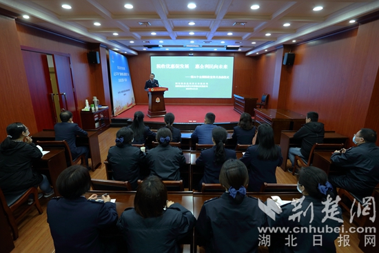 2.鄭稅官工作室”的負(fù)責(zé)人鄭中平正在講解2022年小規(guī)模納稅人免征增值稅、增值稅留抵退稅、“組合式”稅收優(yōu)惠減免等最新的優(yōu)惠政策