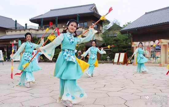 東山小鎮(zhèn)，演員們正在表演打連廂。.jpg
