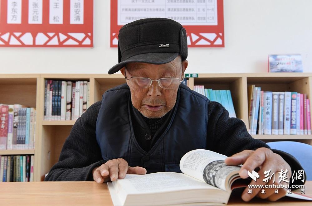 2022年4月20日，湖北省襄陽(yáng)市?？悼h馬良鎮(zhèn)陳家灣村，村民在農(nóng)家書(shū)屋閱讀書(shū)籍。 (3).JPG