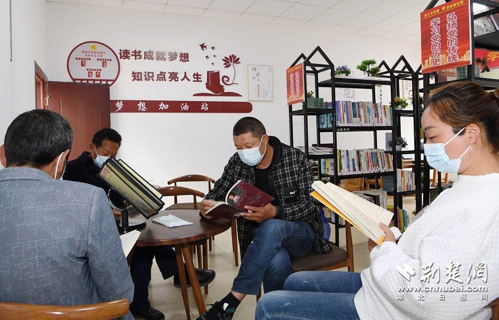2022年4月20日，湖北省襄陽(yáng)市保康縣城關(guān)鎮(zhèn)土門(mén)村，村民們圍坐在農(nóng)家書(shū)屋閱讀書(shū)籍。.JPG.JPG