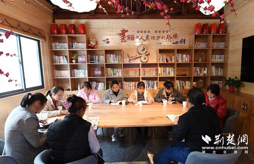 2022年4月20日，湖北省襄陽(yáng)市?？悼h過(guò)渡灣鎮(zhèn)倒座廟村，村民們圍坐在農(nóng)家書(shū)屋閱讀書(shū)籍。 (2).JPG.JPG