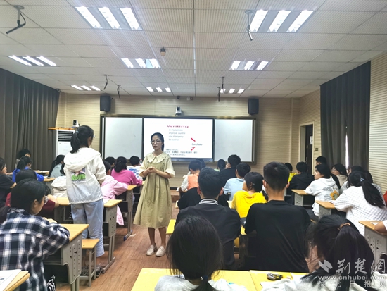 王征老師課堂與學(xué)生互動(dòng).jpg