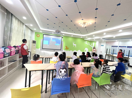 4月8日，牧羊湖社區(qū)聯(lián)合合心心理社工、樂享社工在連心驛站開展“護(hù)佑童年、相伴成長(zhǎng)”關(guān)愛兒童活動(dòng)。.png.png