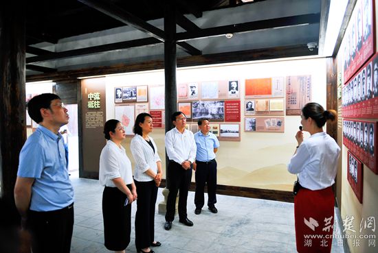 6.左一湖北省博物館副館長(zhǎng)何廣；左二黃岡市文旅局黨組成員、副局長(zhǎng)王萍；左三湖北省文化和旅游廳黨組成員、省文物事業(yè)發(fā)展中心主任余萍