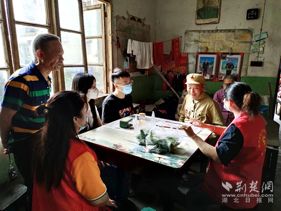 6月2日，濱湖社區(qū)暖陽(yáng)驛站組織開展“端午粽情&nbsp;情暖老兵”上門送溫暖活動(dòng)。.png.png
