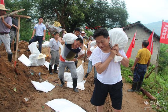 2016年，王三元（前排右一）與縣政協(xié)機(jī)關(guān)干部一起在沙畈河村抗洪搶險(xiǎn)_副本.jpg