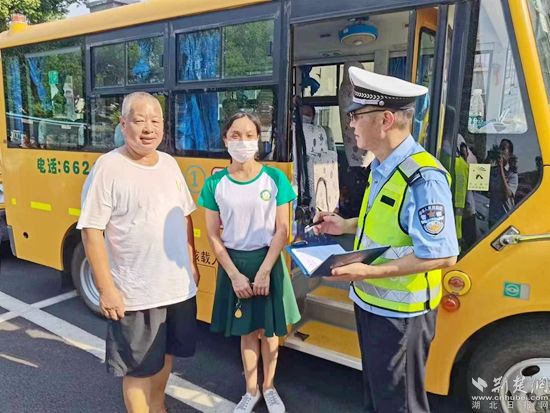 民警對校車開展安全大檢查6.jpg.jpg