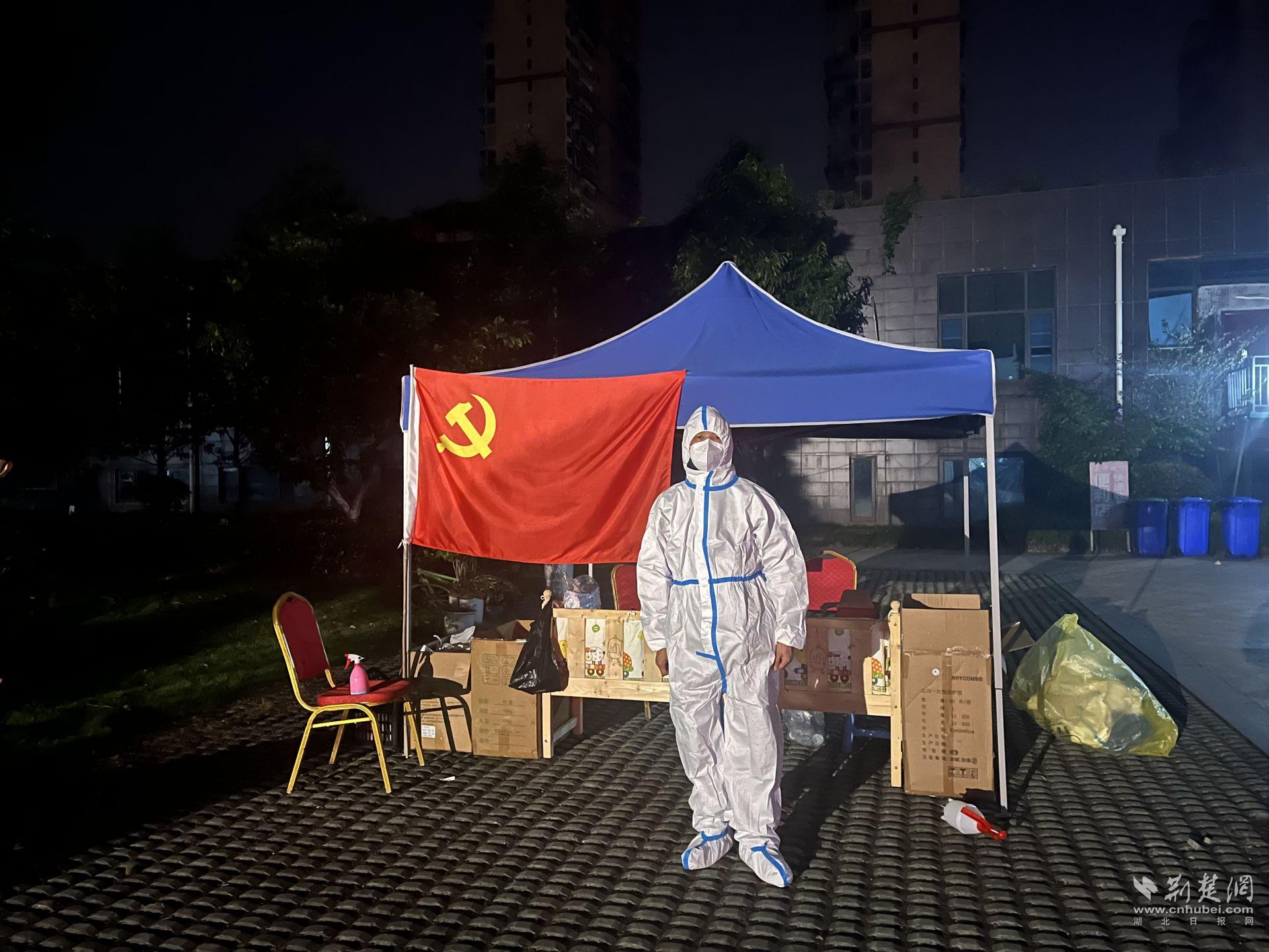 六角亭街道辦事處西湖社區(qū)首府一品小區(qū)的黨員朱瑋就地下沉，建立起臨時黨支部。（朱瑋供圖）.jpg.jpg
