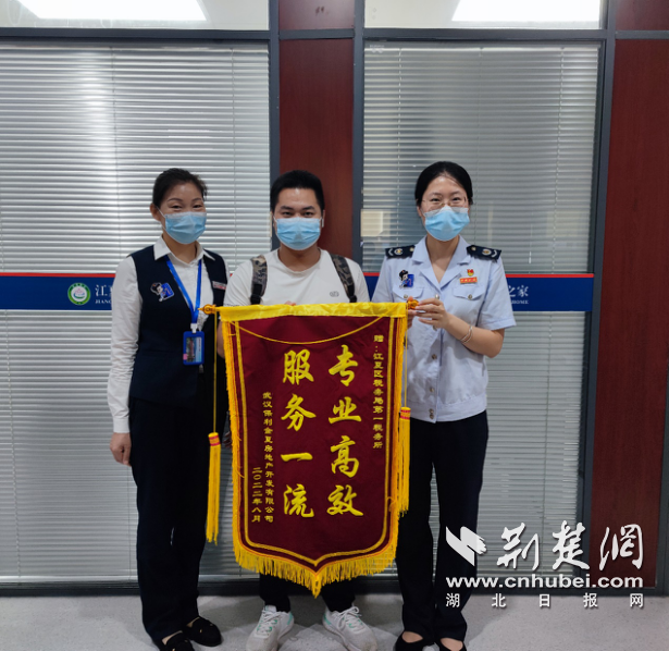 圖為武漢保利金夏房地產(chǎn)開發(fā)有限公司將錦旗送到了武漢市江夏區(qū)稅務(wù)局工作人員手中。.png.png