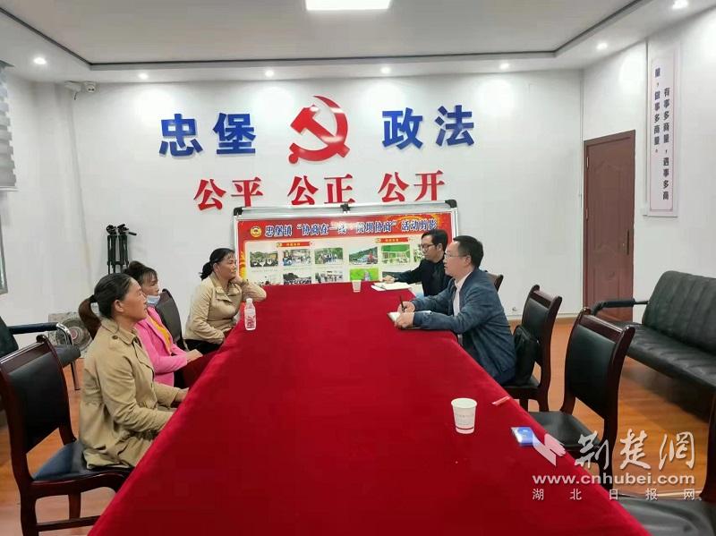 咸豐縣信訪局工作人員與上訪群眾協(xié)商.jpg