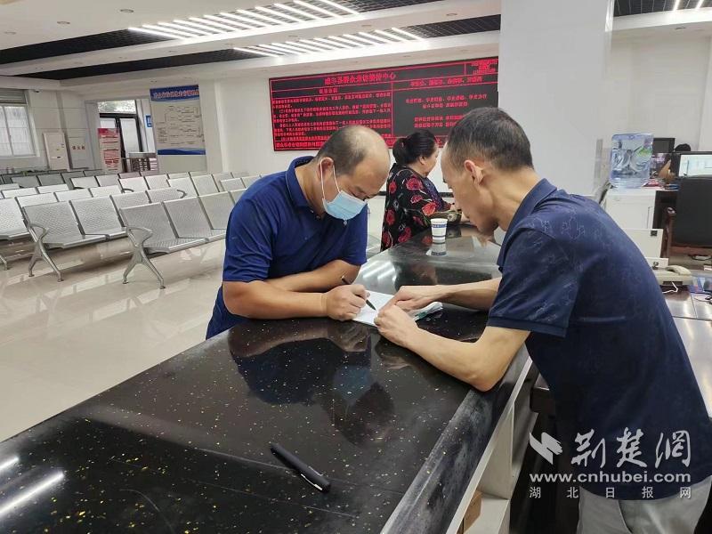咸豐縣信訪局工作人員輔導(dǎo)上訪群眾撰寫材料.jpg