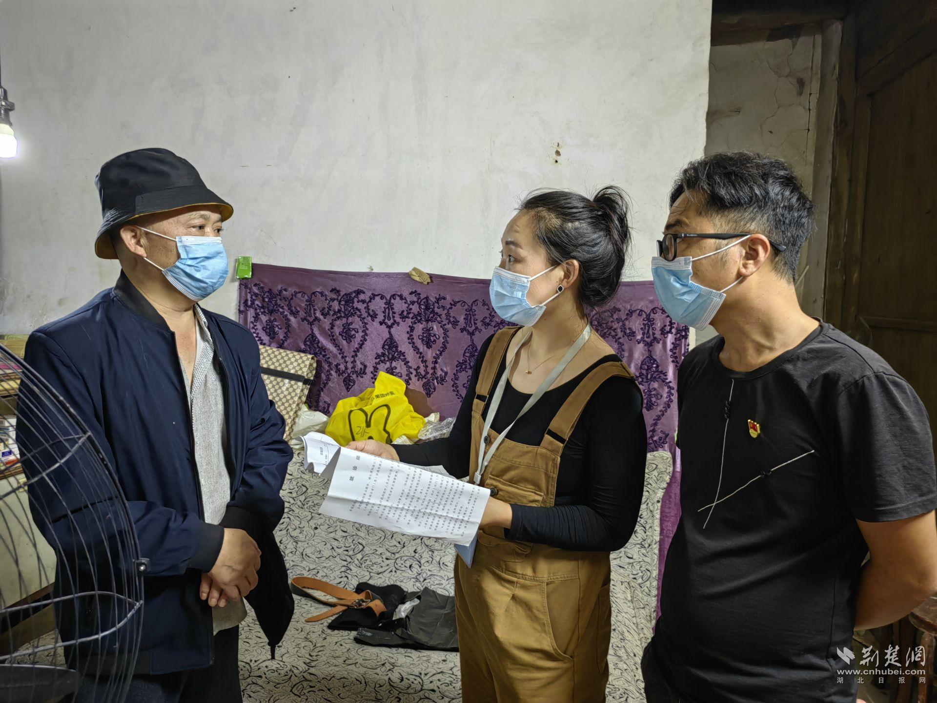 9月18日，龍鳳鎮(zhèn)龍鳳社區(qū)黨員熊剛和社區(qū)網(wǎng)格員一起走訪老人梁昌和。（陳在供圖）.jpg.jpg