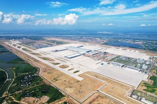 濱江擁湖的鄂州機(jī)場-牛暢，拍攝于2022年6月初，主題：鄂州花湖機(jī)場地理優(yōu)勢優(yōu)越，周邊生態(tài)環(huán)境良好，通過花馬湖水系綜合治理使得機(jī)