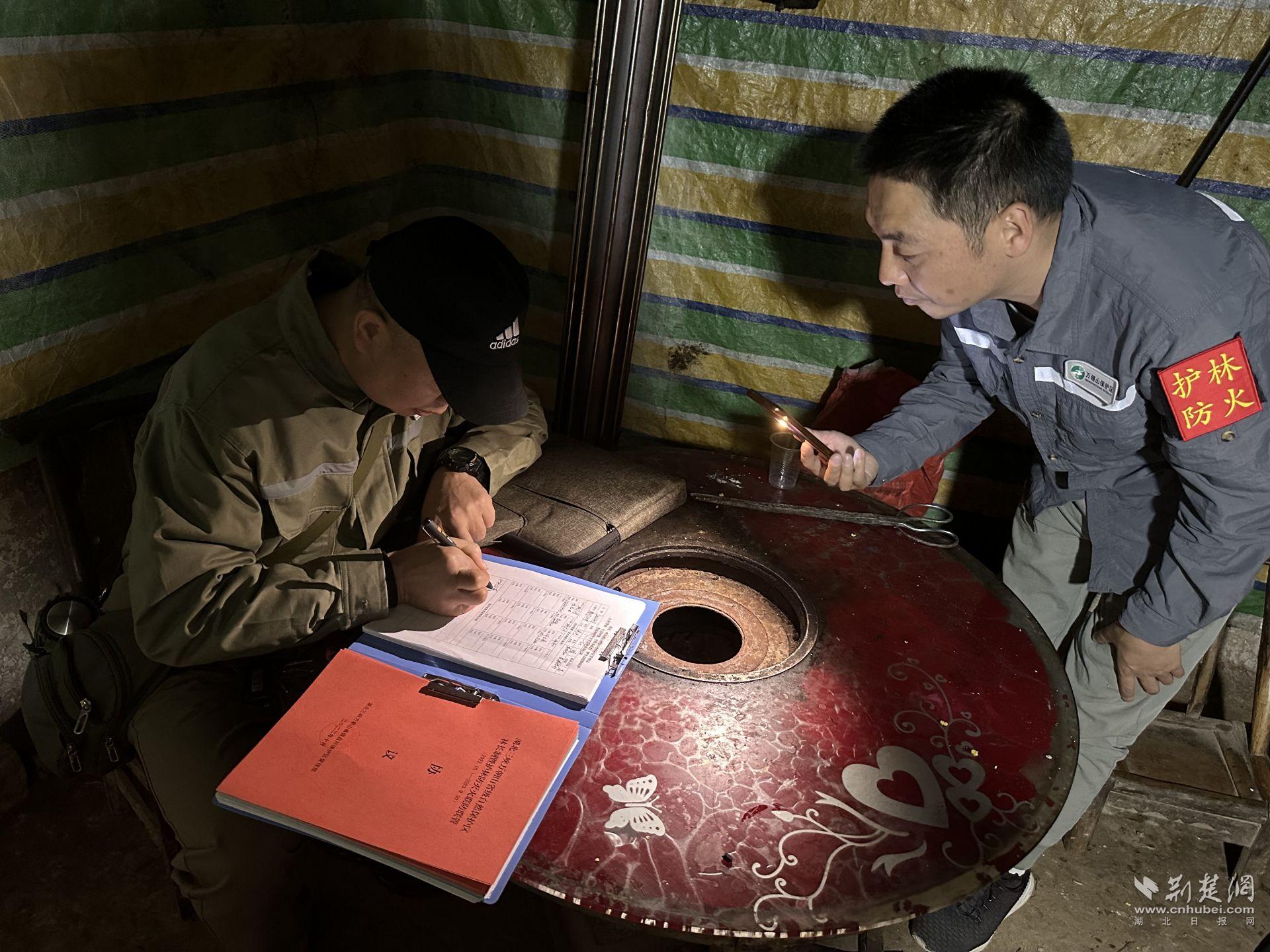 深夜入戶走訪重點人群.jpg.jpg