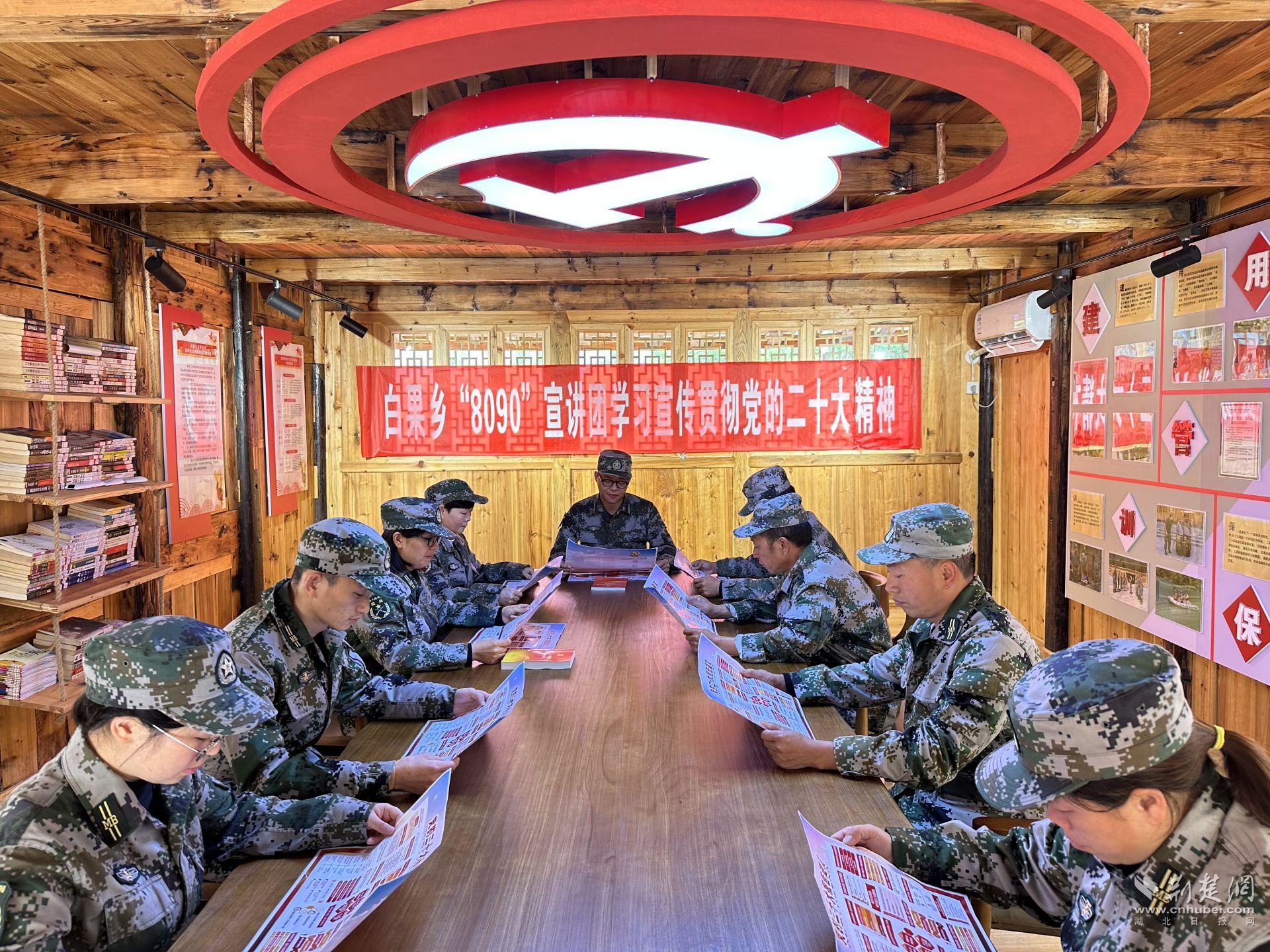 “8090”青年宣講 團(tuán)中的民兵成員為民兵連開展黨的二十大精神宣講.jpg.jpg