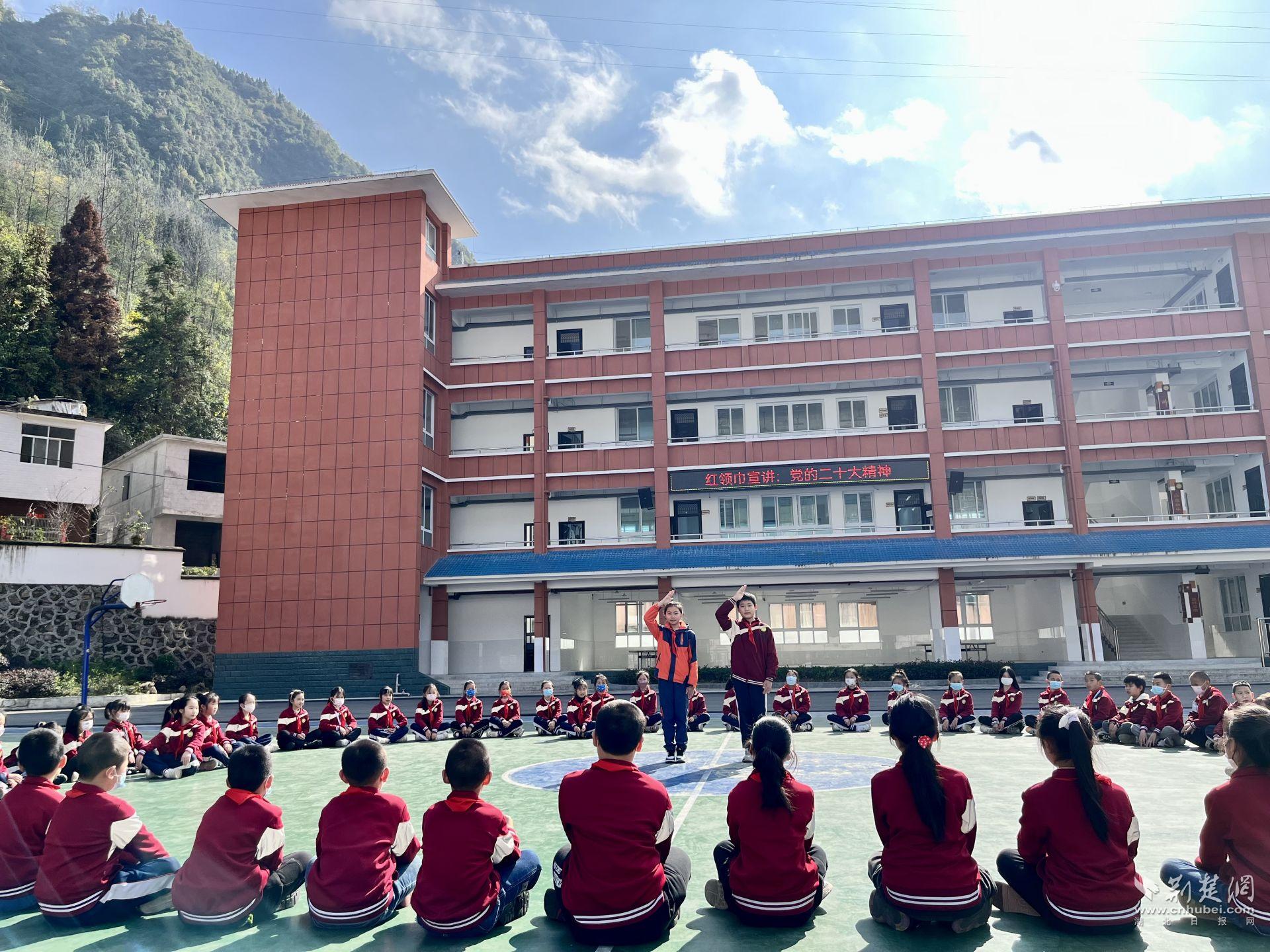 紅領(lǐng)巾宣講員開展黨的二十大精神宣講.jpg.jpg