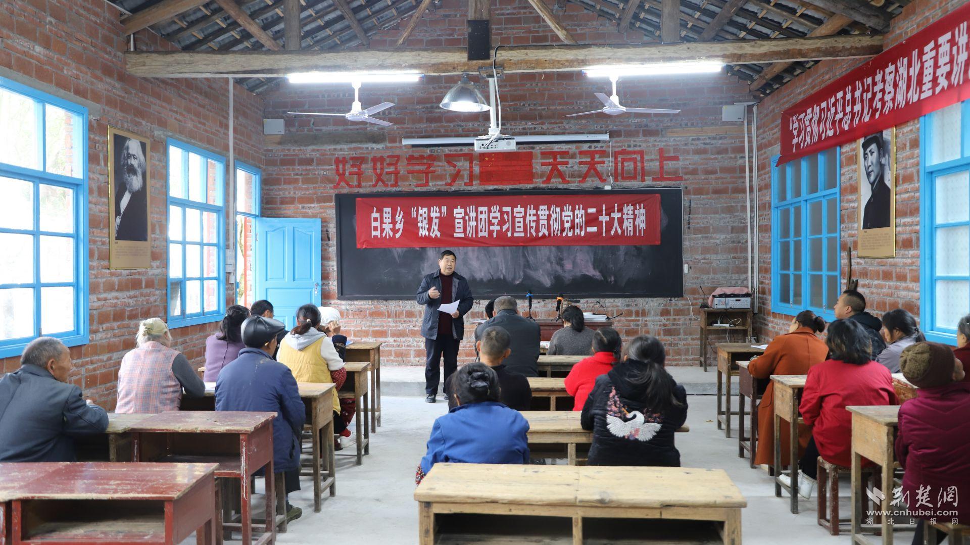 “銀發(fā)”宣講員張必斗為村民們開展黨的二十大精神宣講.jpg.jpg