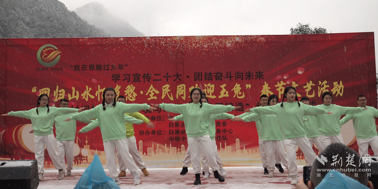 白果鄉(xiāng)8090年輕干部表演《幺妹兒帶你慢慢兒耍工間操》.png.png