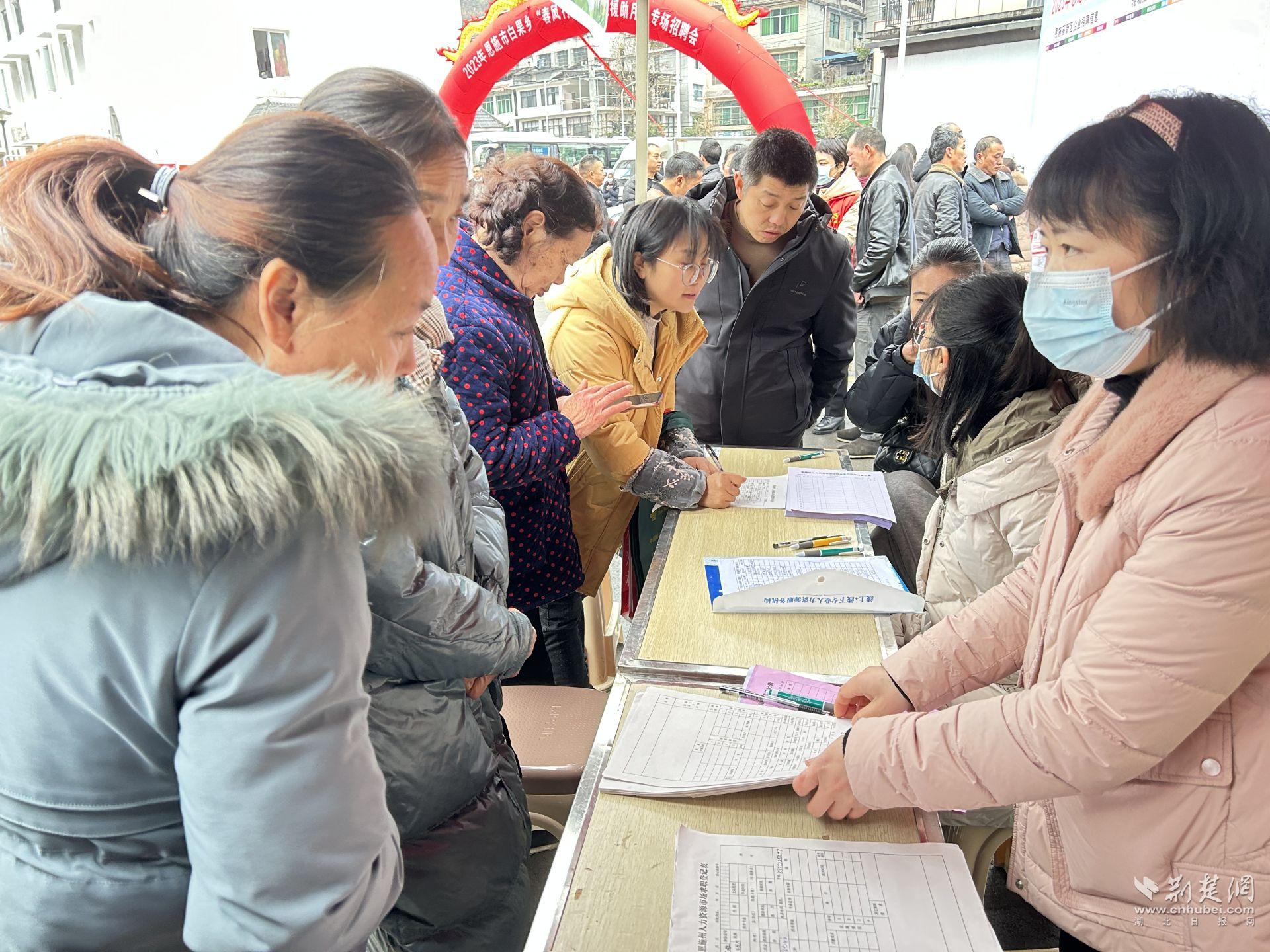 村民在招聘點(diǎn)位進(jìn)行崗位咨詢.jpg.jpg