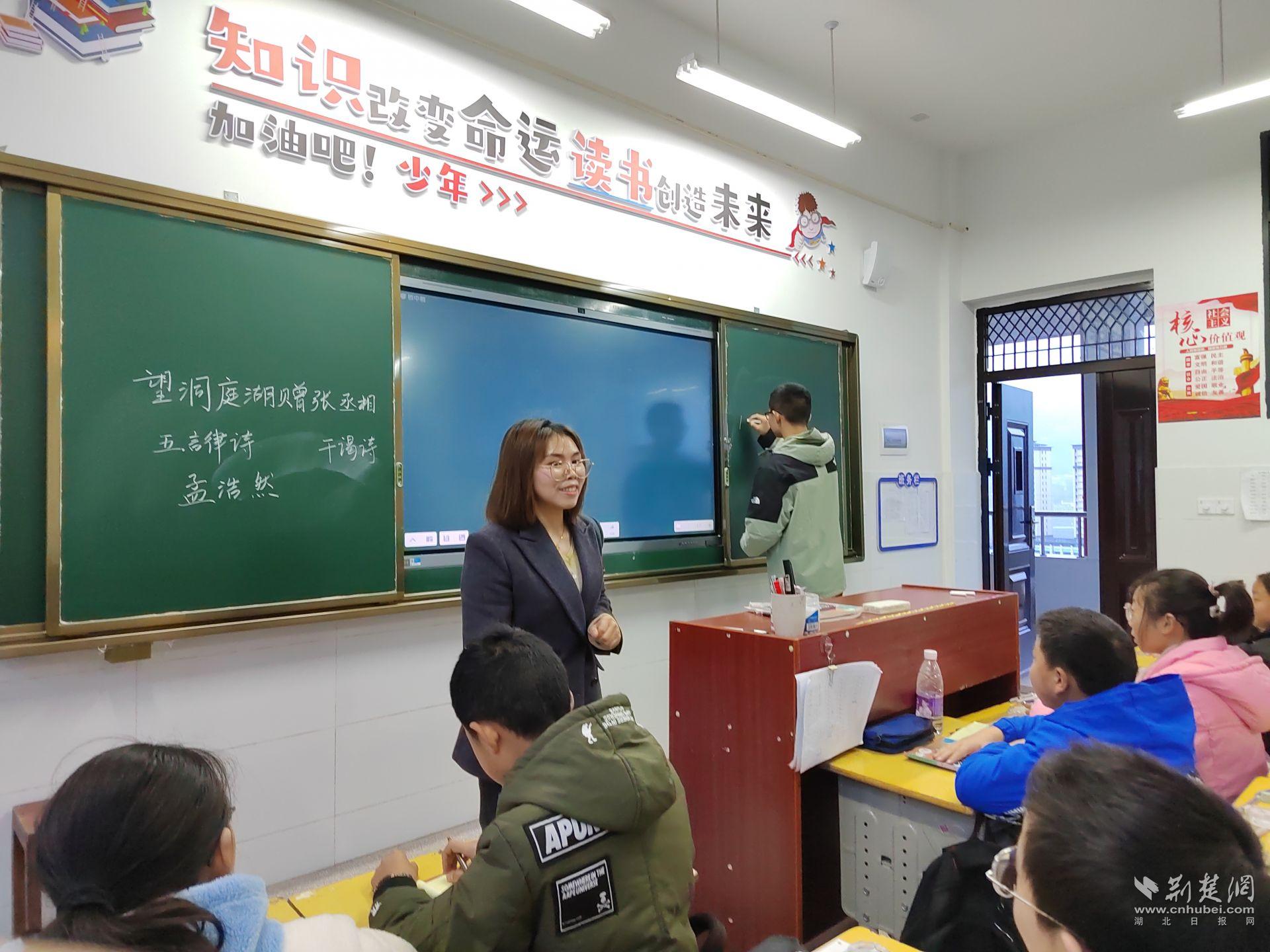 劉倫錢老師給學生講詩詞里的故事.jpg.jpg