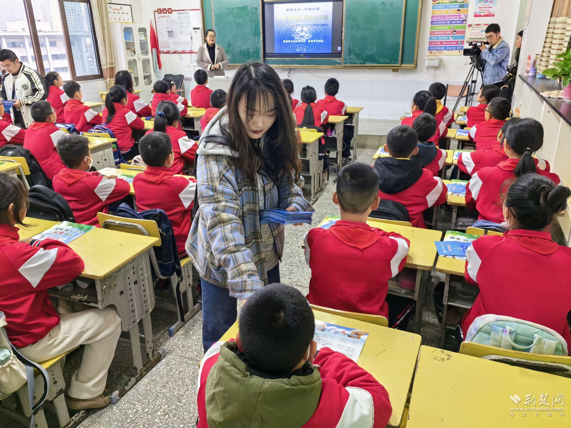 工作人員在恩施市思源實驗學校發(fā)放宣傳單.jpg.jpg