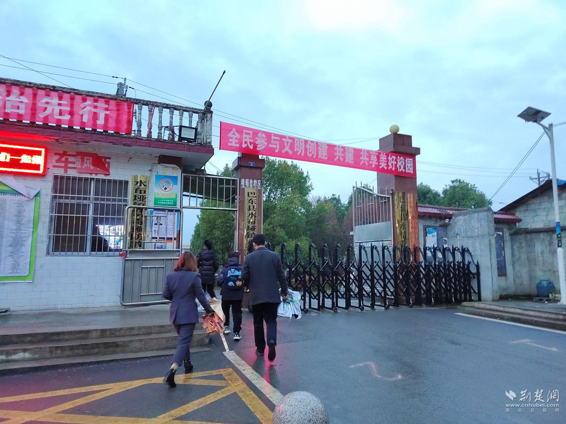 早上六點半，劉飛劉倫錢一起送孩子上學.jpg.jpg