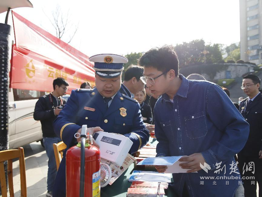 消防人員講解消防產(chǎn)品知識(shí)  田如意攝.png.png