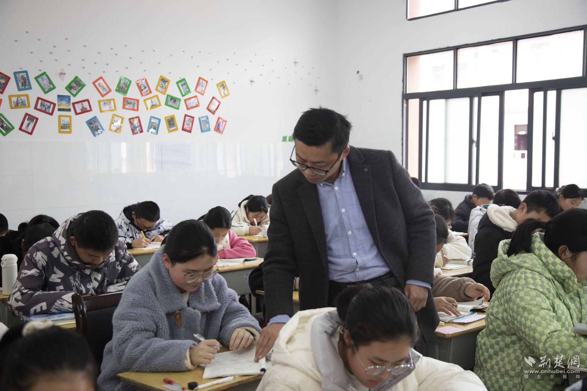 劉飛老師正在上物理課.jpg.jpg