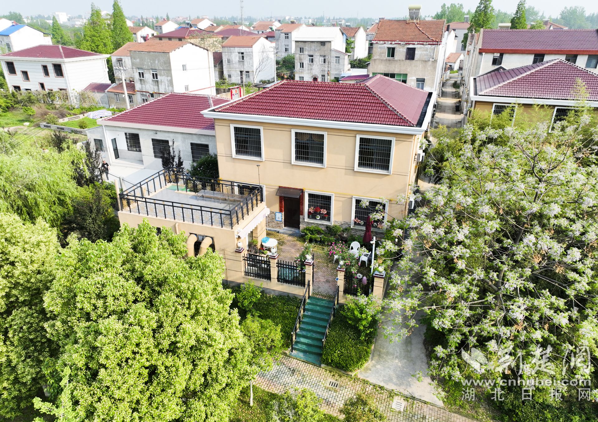 西王村村民王偉因地制宜，把房前屋后改造成別致小院，還開起了農(nóng)家樂。1.jpg.jpg
