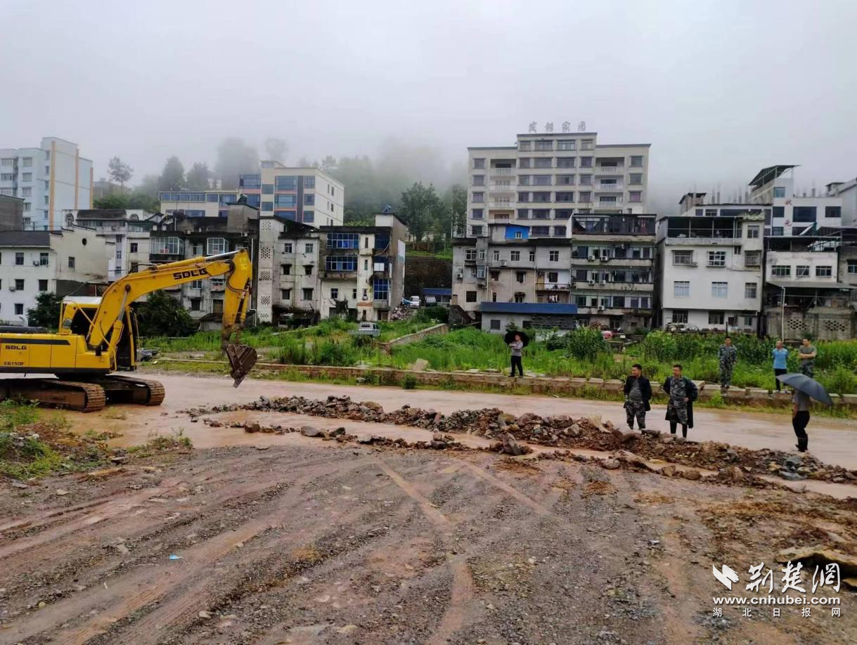 鄉(xiāng)水利水產(chǎn)管理站出動挖機對位于溪丘灣村的道路進行恢復.png.png